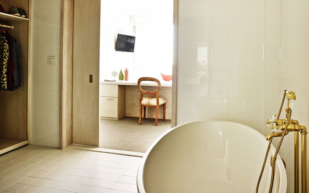 Deep Soaking Bathtub