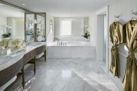 Suite, 1 King Bed (Garden)