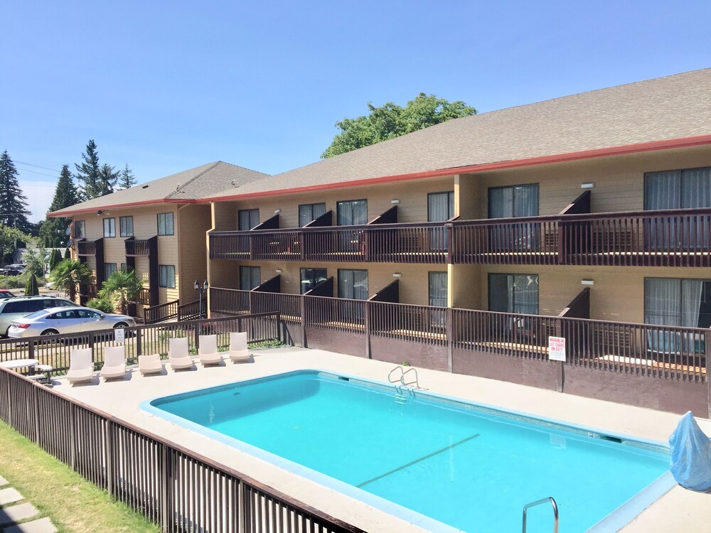 Outdoor pool, Howard Johnson by Wyndham Portland Airport