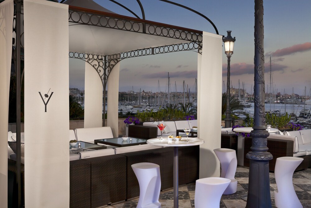 Hotel Bar