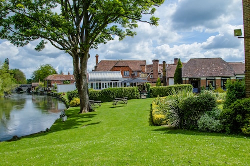 Legacy Rose and Crown Hotel
