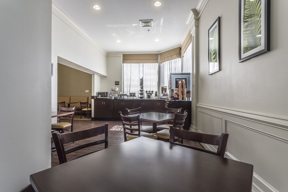 Breakfast area, Sleep Inn On The Beach