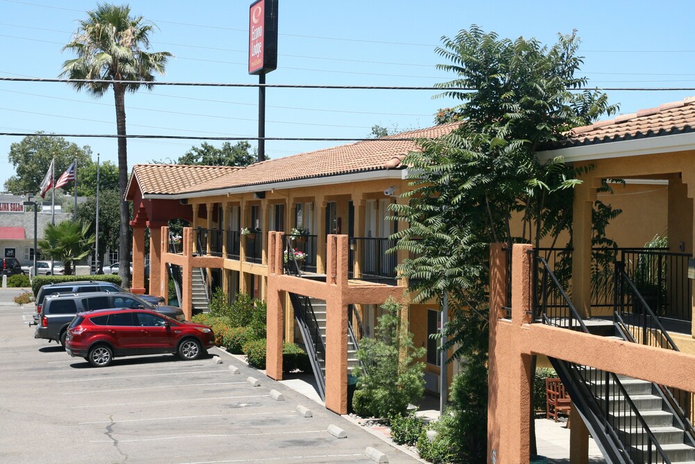 Parking, Econo Lodge Inn & Suites Lodi - Wine Country Area