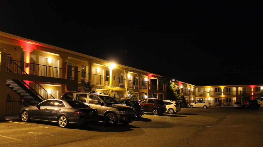 Parking, Econo Lodge Inn & Suites Lodi - Wine Country Area