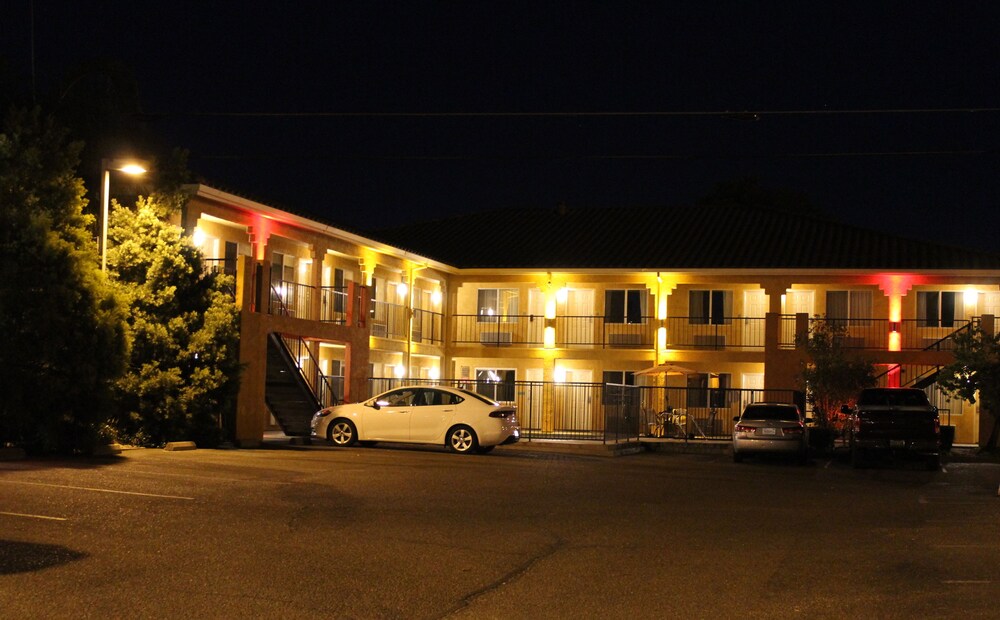 Front of property - evening/night, Econo Lodge Inn & Suites Lodi - Wine Country Area