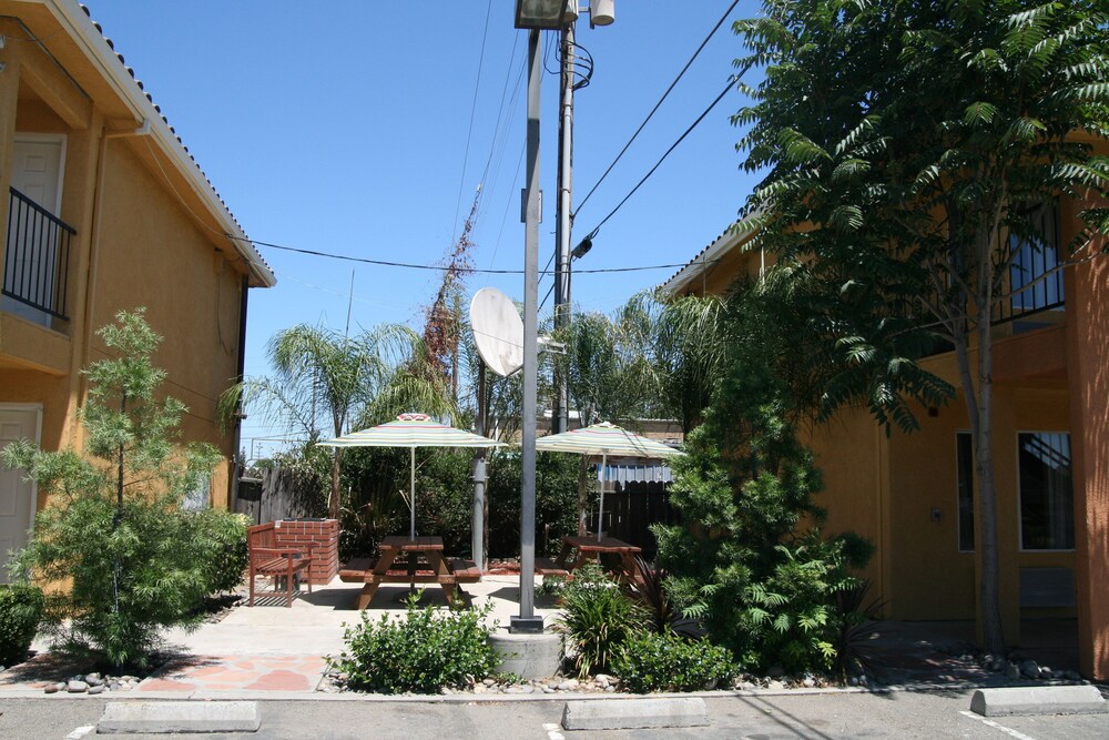 Exterior, Econo Lodge Inn & Suites Lodi - Wine Country Area