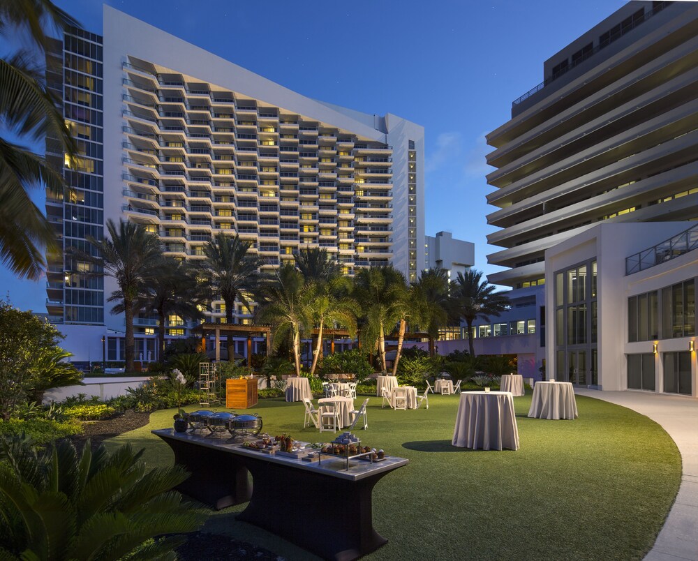 Outdoor banquet area, Eden Roc Miami Beach