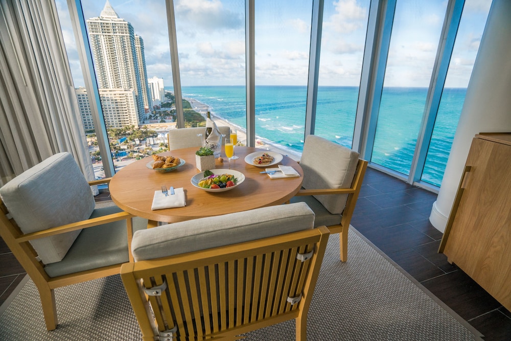 Living area, Eden Roc Miami Beach