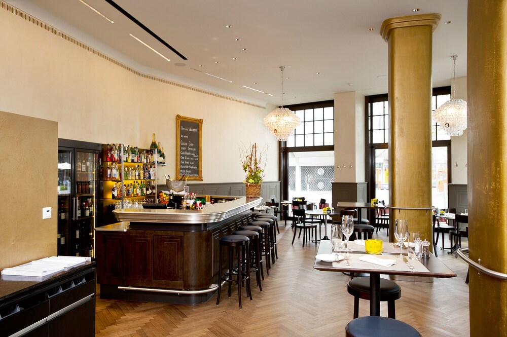 Hotel Bar