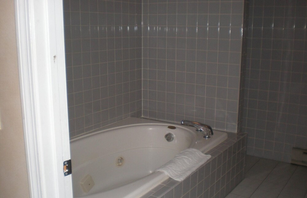 Deep Soaking Bathtub