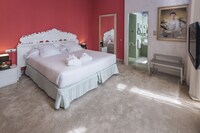 Deluxe Suite, Jetted Tub, City View