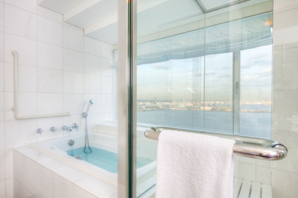 Deep Soaking Bathtub