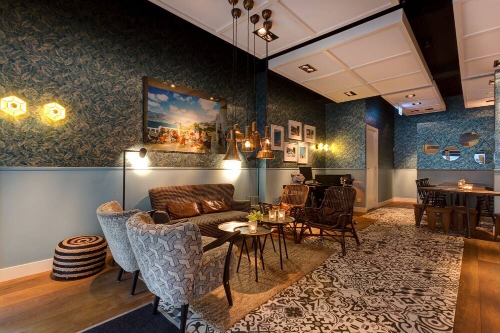 Hotel Lounge