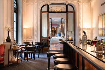 Hotel Bar
