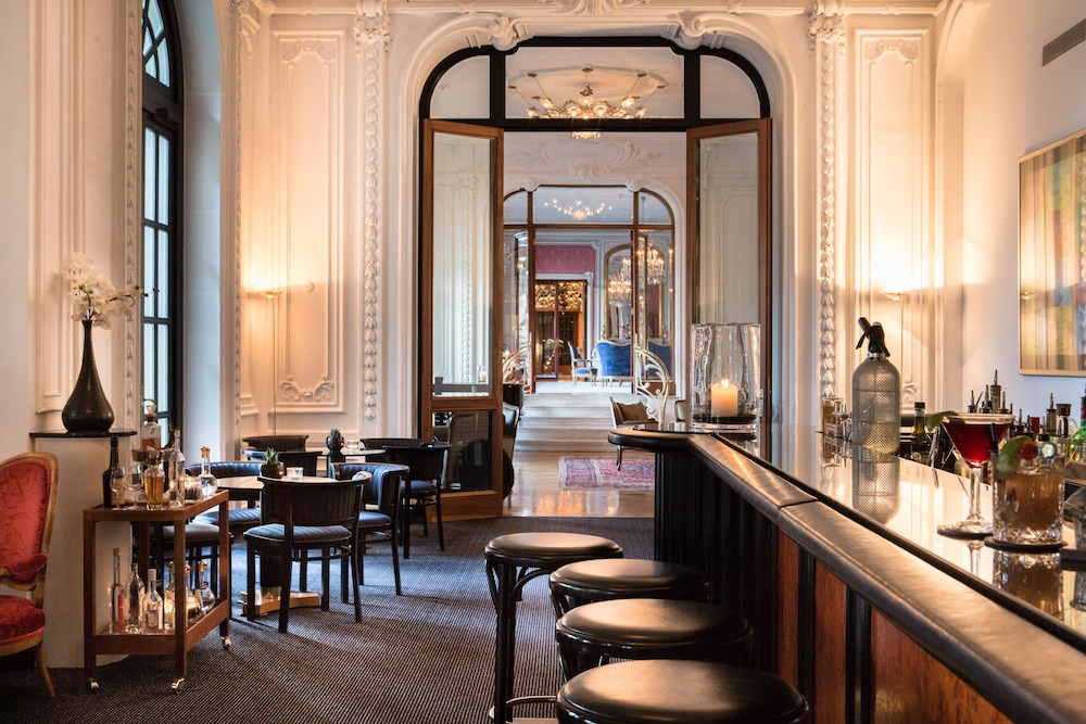 Hotel Bar