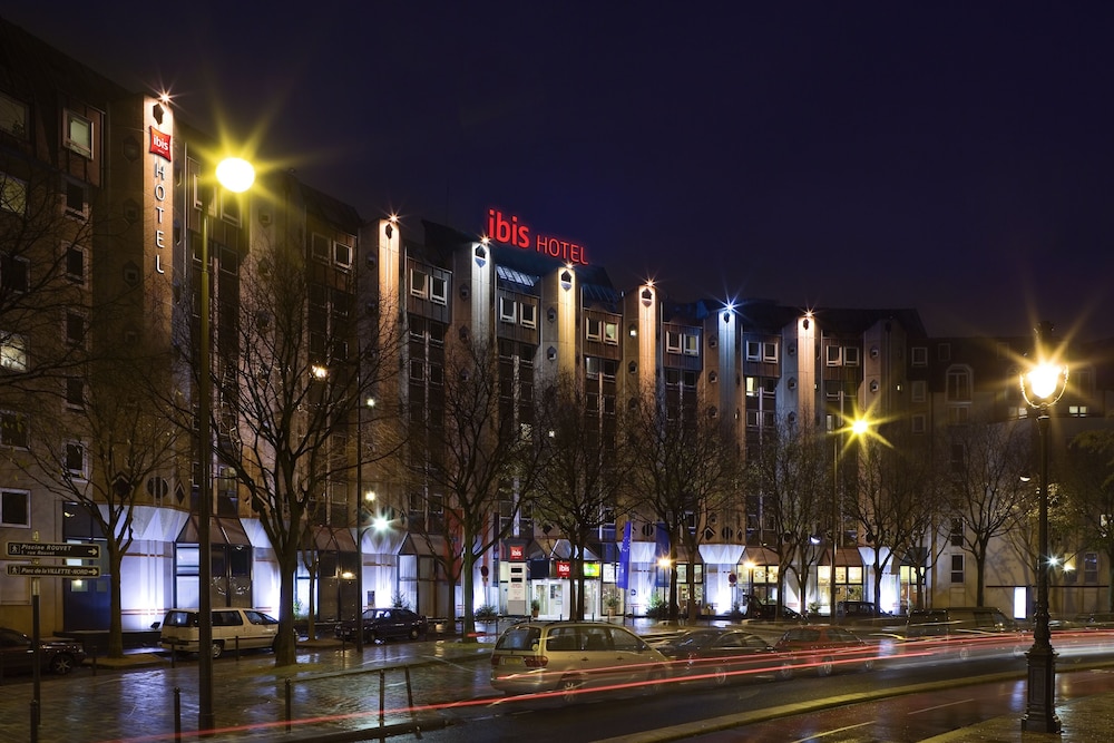 Fachada del hotel de noche