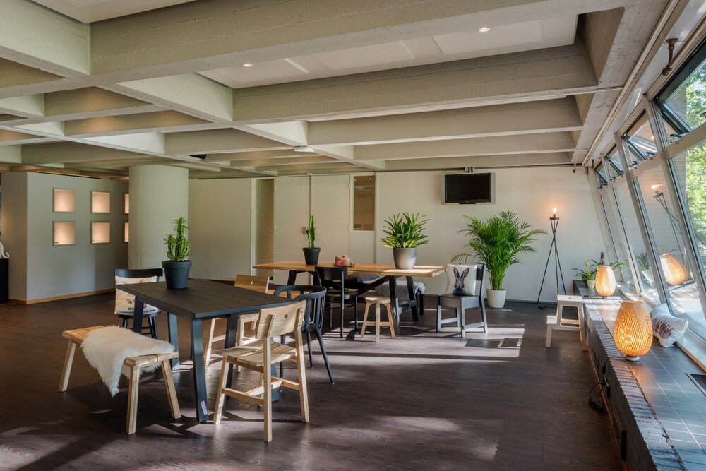 Hotel Lounge