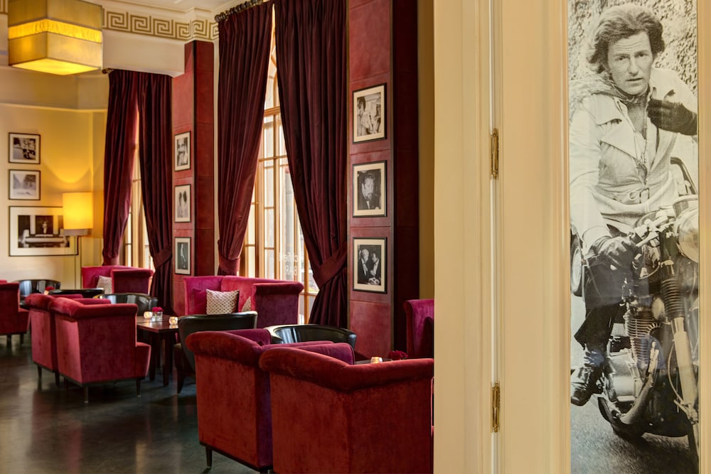 Hotel Bar