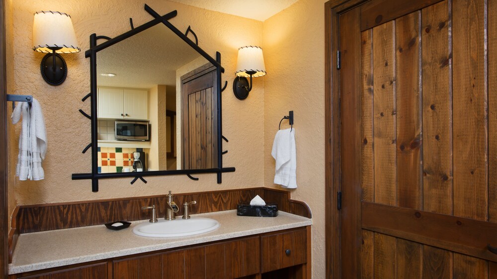 Studio - Bathroom Sink