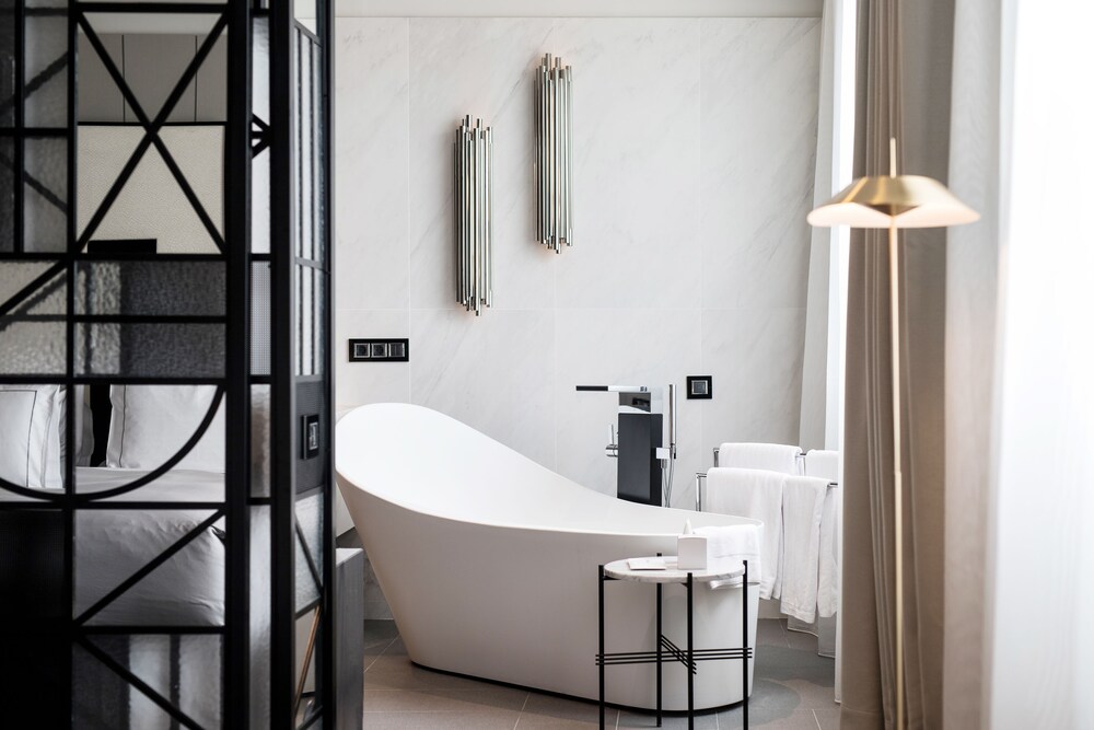 Deep Soaking Bathtub