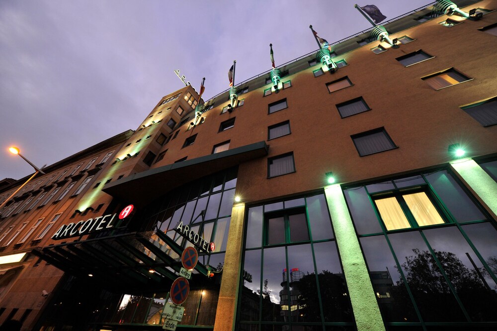 Hotelfassade am Abend/bei Nacht