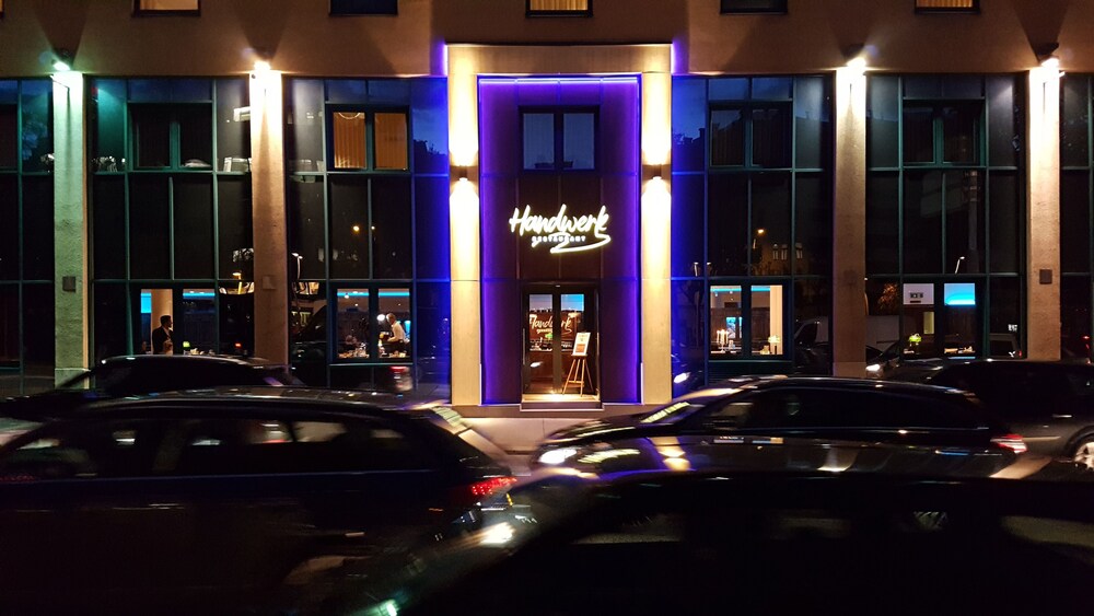 Hotelfassade am Abend/bei Nacht