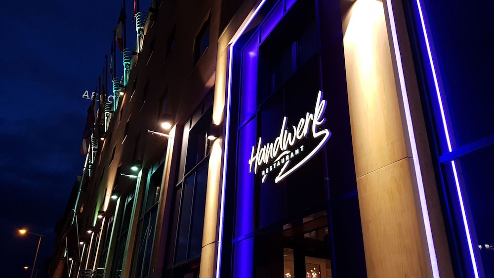 Hotelfassade am Abend/bei Nacht