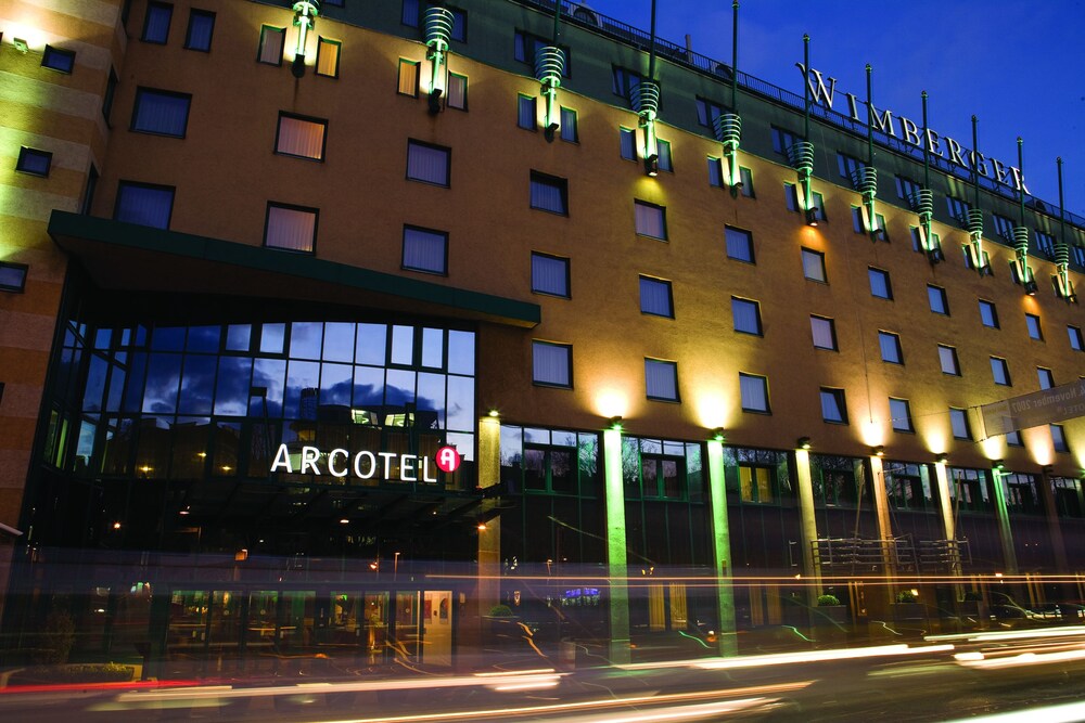 Hotelfassade am Abend/bei Nacht