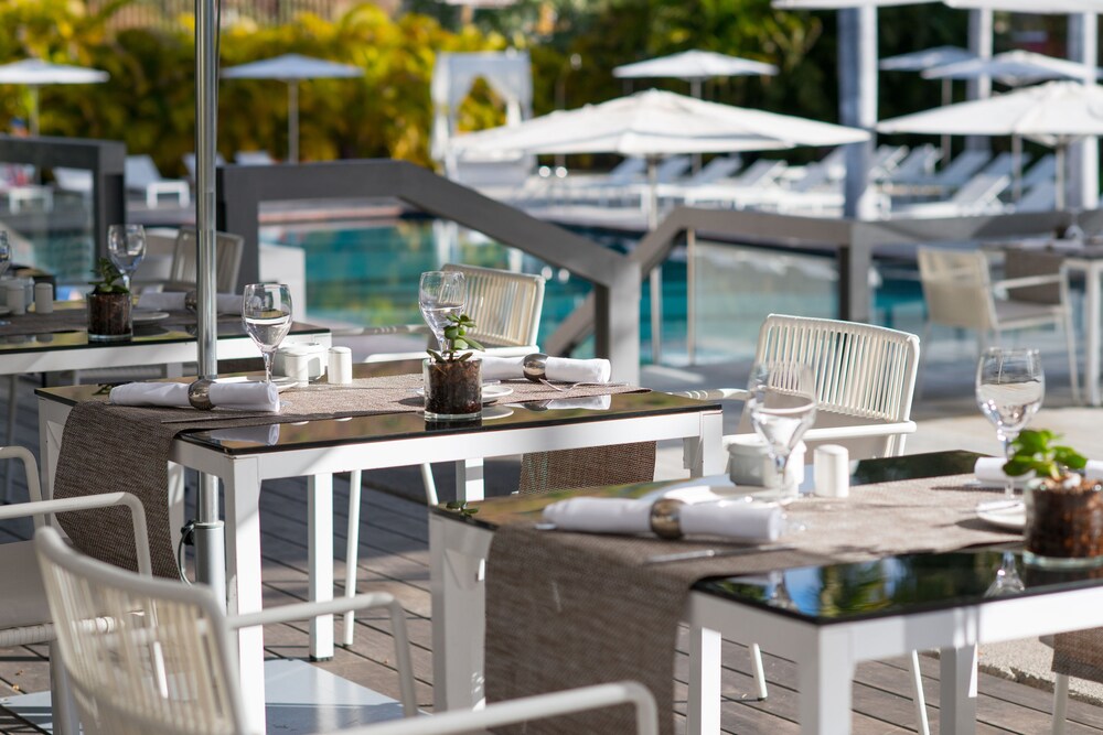 Poolside Bar
