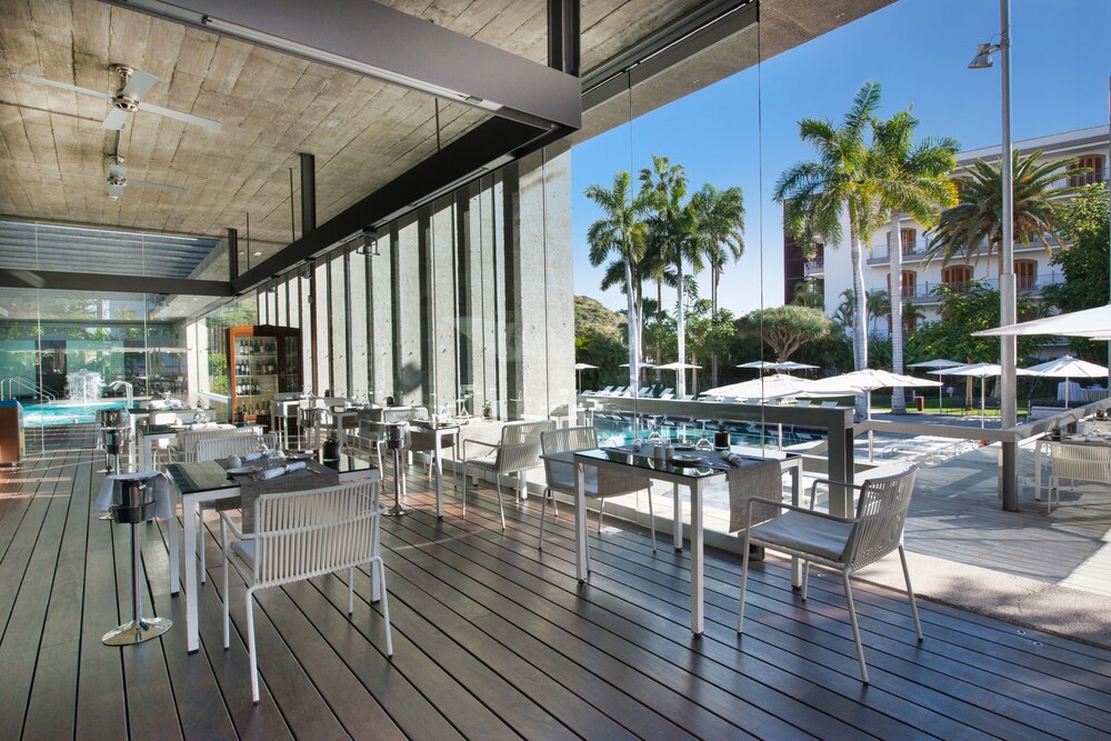 Hotel Bar