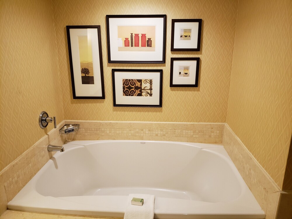 Deep Soaking Bathtub