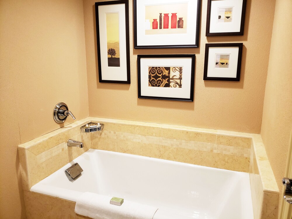 Deep Soaking Bathtub