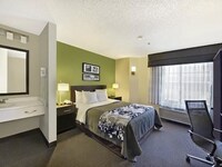 Standard Room (1 Queen)