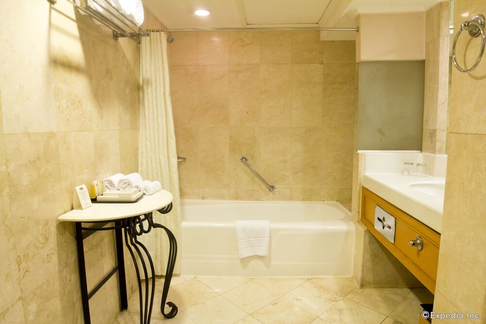 Bathroom, The Heritage Hotel Manila