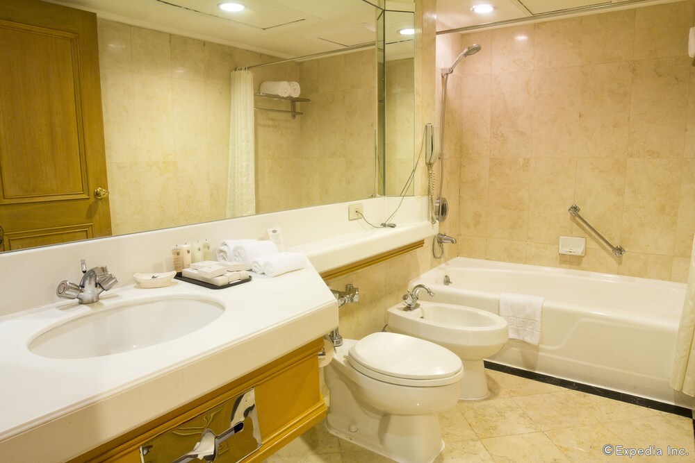 Bathroom, The Heritage Hotel Manila