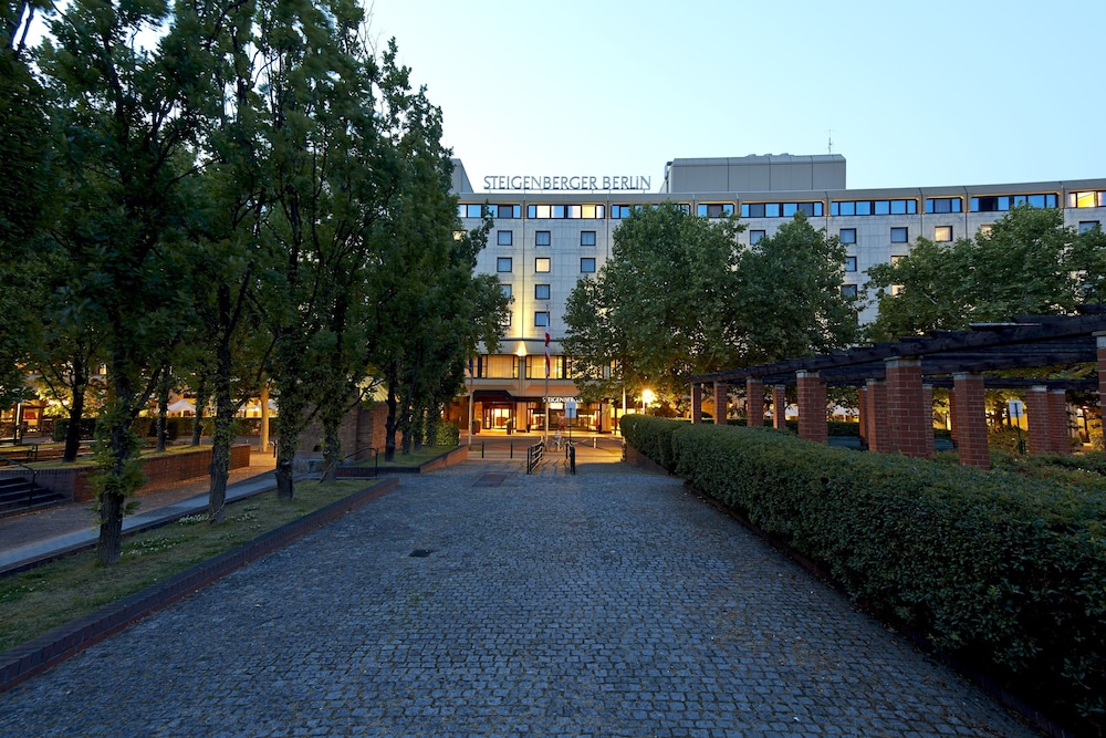 Hotelfassade am Abend/bei Nacht