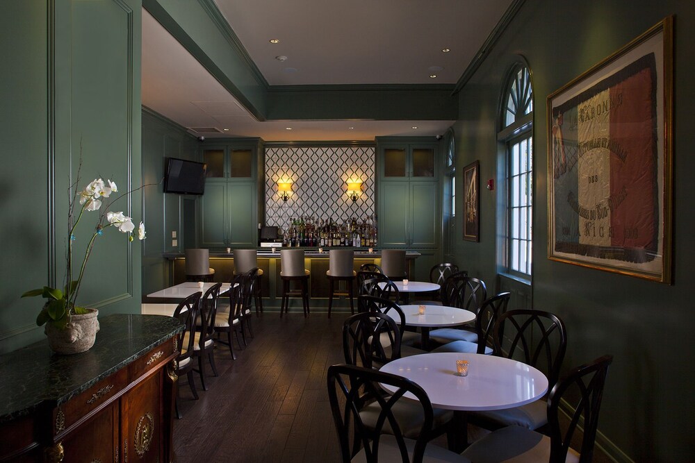 Hotel Bar