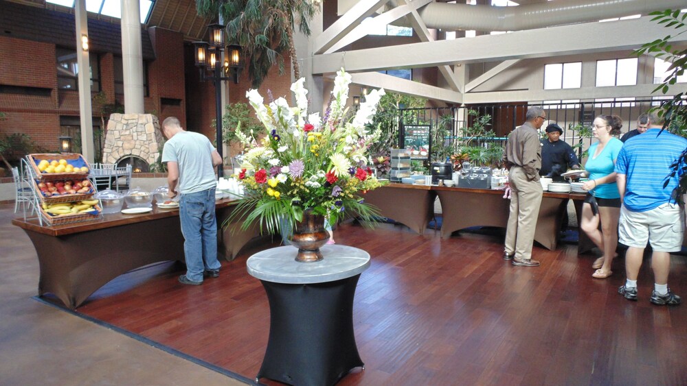 Breakfast area, The Academy Hotel Colorado Springs