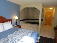Basic Suite, 1 King Bed, Non Smoking, Jetted Tub