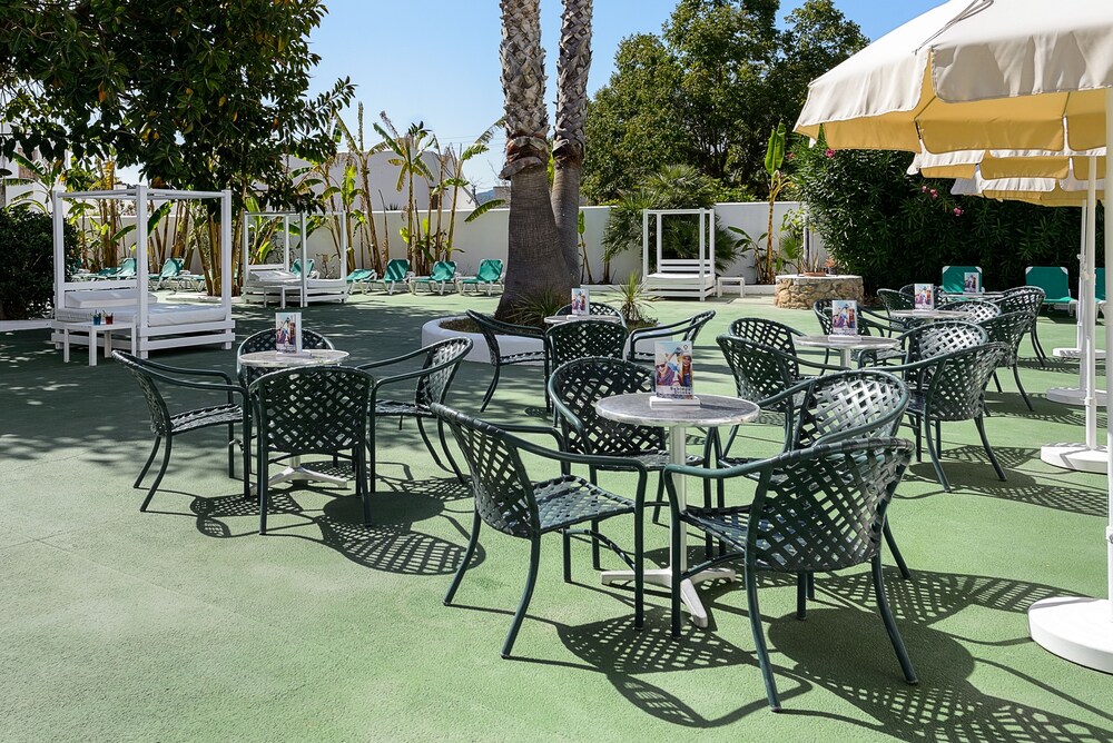 Poolside Bar