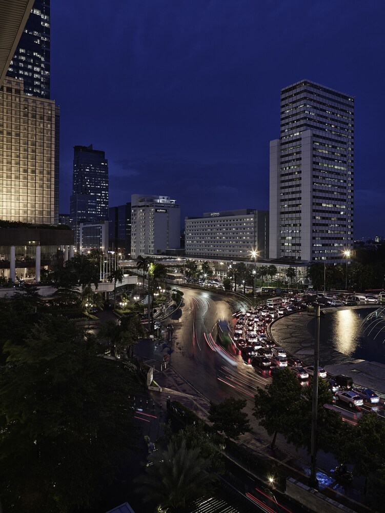 Bagian Depan Hotel - Sore/Malam
