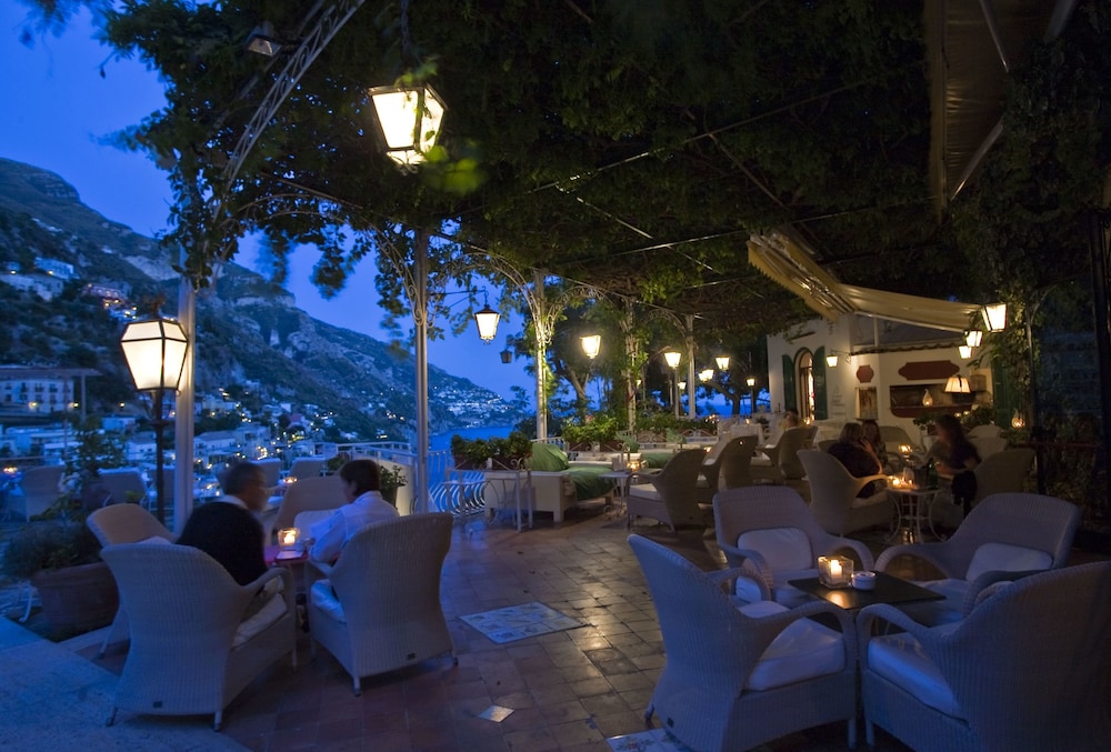 Hotel Lounge
