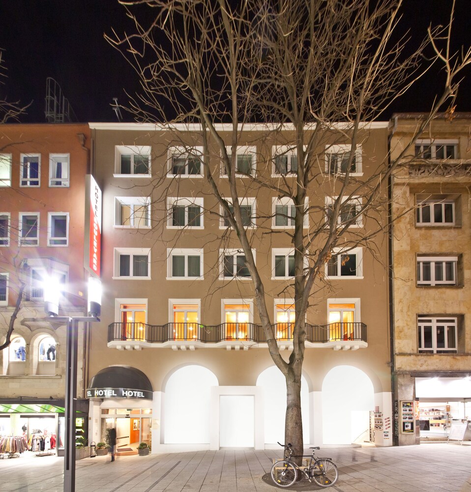 Hotelfassade am Abend/bei Nacht