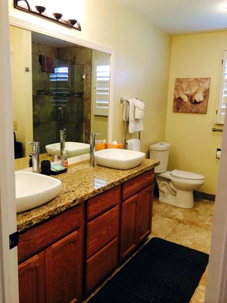 Standard Room, 2 Bedrooms, Non Smoking, Oceanfront - Bathroom