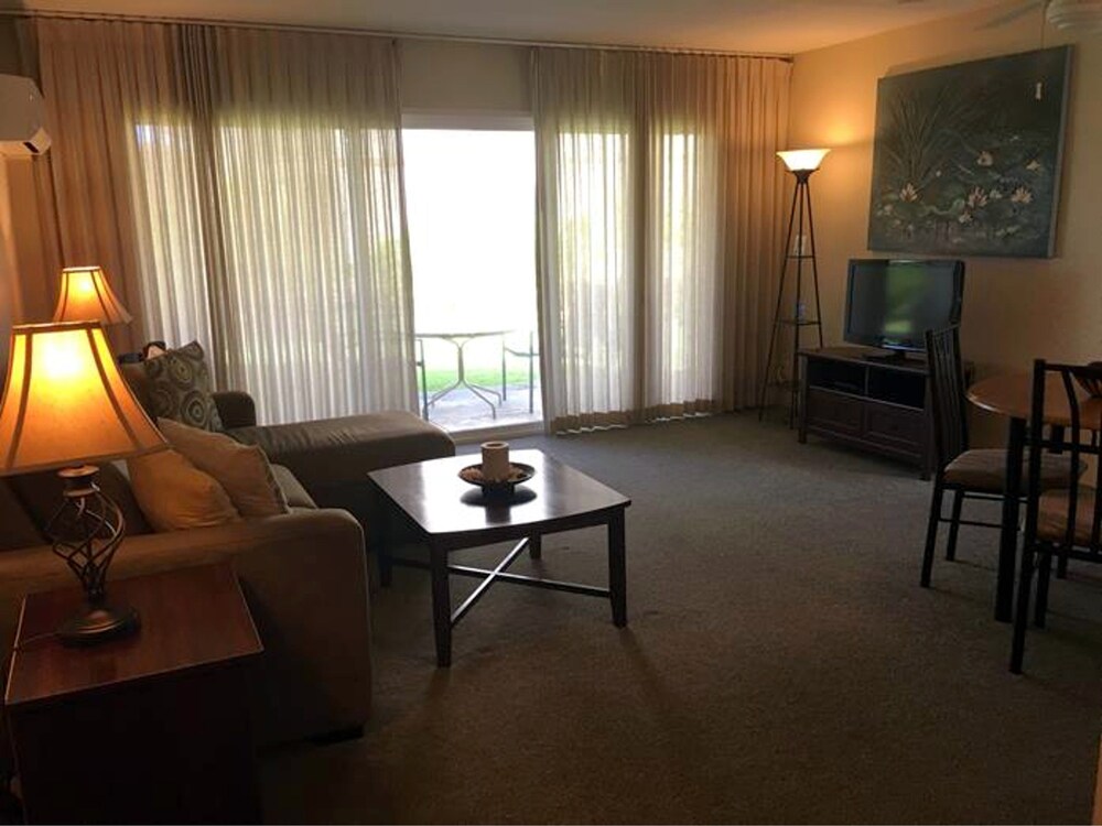 Standard Room, 1 Bedroom, Non Smoking, Garden View - Living Room