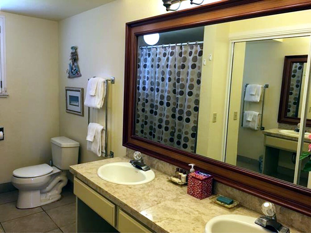 Standard Room, 2 Bedrooms, Non Smoking, Oceanfront - Bathroom
