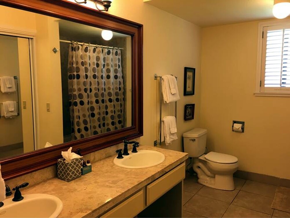 Standard Room, 2 Bedrooms, Non Smoking, Oceanfront - Bathroom