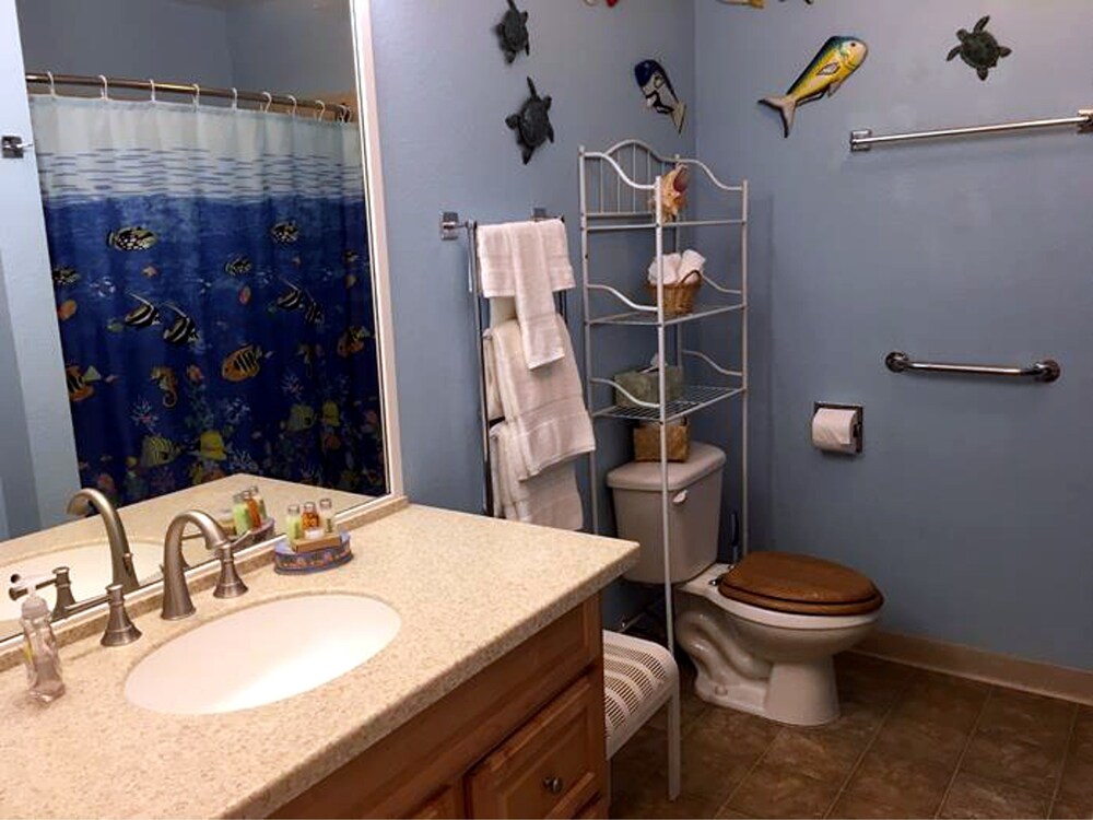Standard Room, 1 Bedroom, Non Smoking, Oceanfront - Bathroom