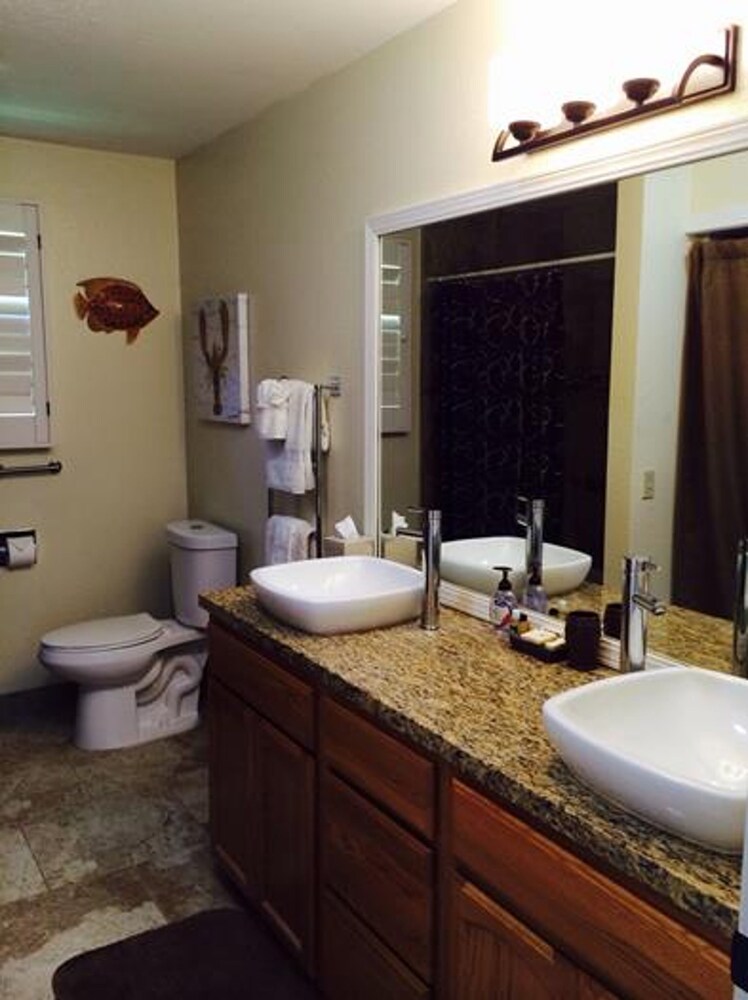 Standard Room, 2 Bedrooms, Non Smoking, Oceanfront - Bathroom
