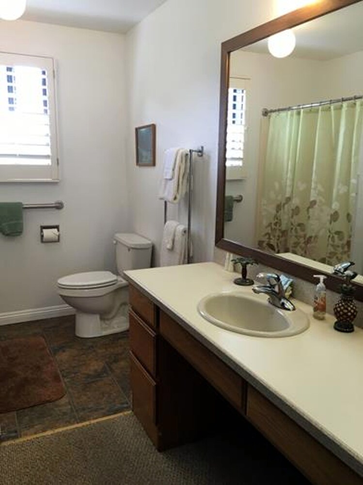 Standard Room, 2 Bedrooms, Non Smoking, Oceanfront - Bathroom